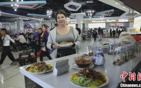 配资知识网 新疆霍尔果斯：一步“跨国吃早餐”