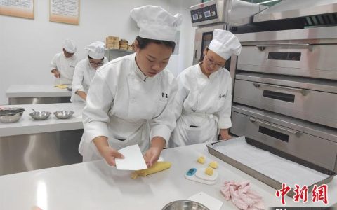 炒股配资平台 （高质量发展调研行）东西部协作“订单班”：贵州山区学生当上“粤菜师傅”