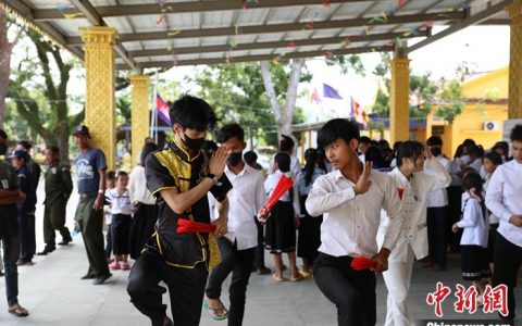 股票配资什么意思 柬埔寨寺庙里的中文学堂迎来中国文化体验课